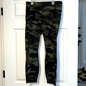 Athleta Contender Tight 7/8 length, camo print